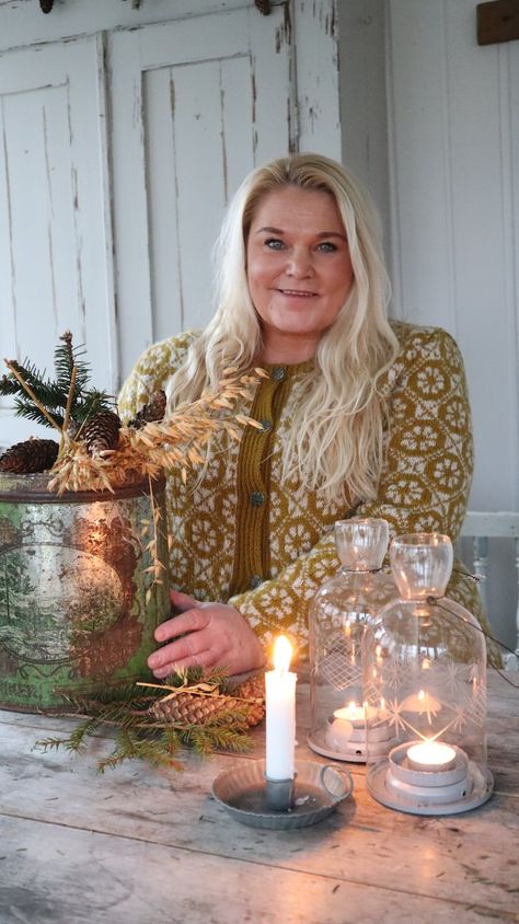 Vintage Swedish Decor, Vibeke Design Christmas, Norwegian Home Interior, Scandinavian Mantle Decor, Norwegian Decor Scandinavian Style, Scandish Home Noemi, Cottage Style Bedroom Ideas, Vintage Cottage Interiors, Scandinavian Cottage Interior