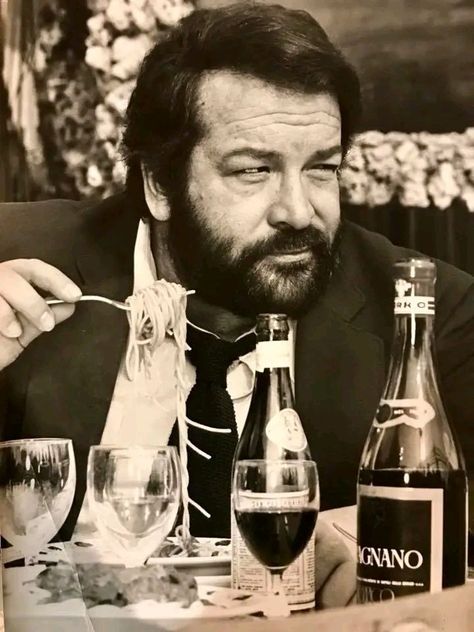 Bud Spencer Terence Hill, Eating Spaghetti, Bud Spencer, Twilight Funny, Character Inspiration Male, Movie Facts, Charming Man, Little Italy, Black And White Portraits