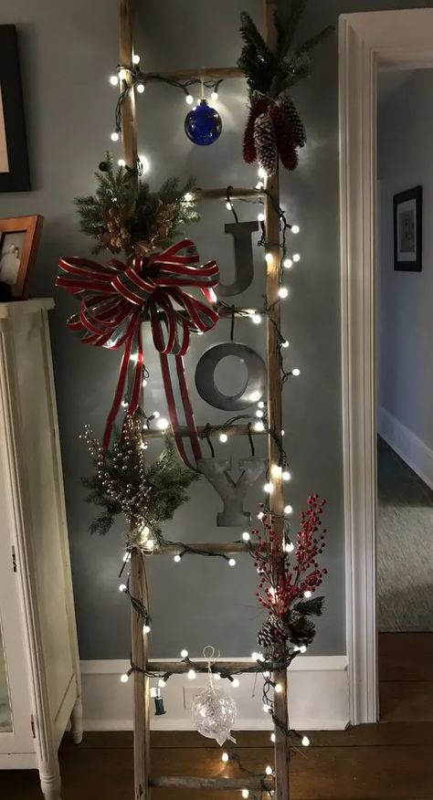 Christmas Ladders Ideas, Christmas Ladder, Fete Saint Patrick, Country Christmas Decorations, Christmas Porch Decor, Diy Christmas Decorations Easy, Christmas Wood Crafts, A Ladder, 2016 Trends