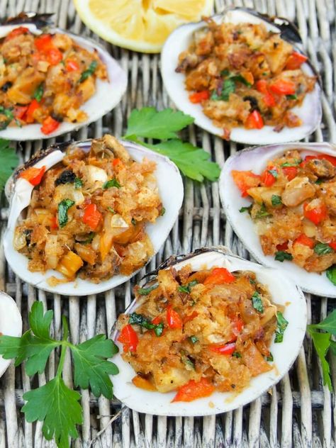 New England style stuffed clams Stuffed Quahogs, Baked Clams, Clams Recipe, Clams Casino, Steamed Clams, Clam Bake, Clam Recipes, Shellfish Recipes, Seafood Appetizers