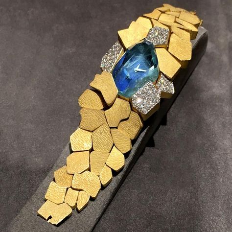 British jewellery Andrew Grima 1969 Omega Caribbean watch in bold yellow gold with aquamarine dial. See the best vintage and antique iconic jewellery and watch designs found at TEFAF 2017: http://www.thejewelleryeditor.com/jewellery/top-5/top-5-contemporary-jewellery-tefaf-maastricht-2017/ #jewelry Watches Women Fashion Classy, Buy Gold Jewelry, Gold Jewelry Outfits, Gold Jewellry, Fancy Watches, Online Gold Jewellery, Handmade Gold Jewellery, Real Gold Jewelry, Gold Pendant Jewelry