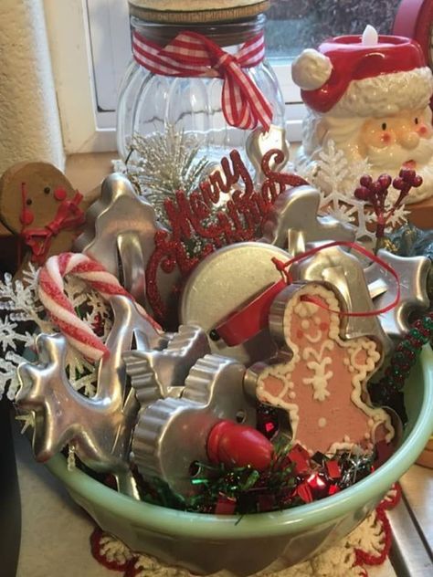 Vintage Kitchen Display Ideas, Christmas Mixing Bowl Decor, Upcycled Vintage Decor, Vintage Dish Display, Cookie Tray Display Ideas Christmas, Vintage Christmas Decor Ideas Farmhouse, Christmas Vinette Ideas, Old Time Christmas Decorations, New Christmas Ideas