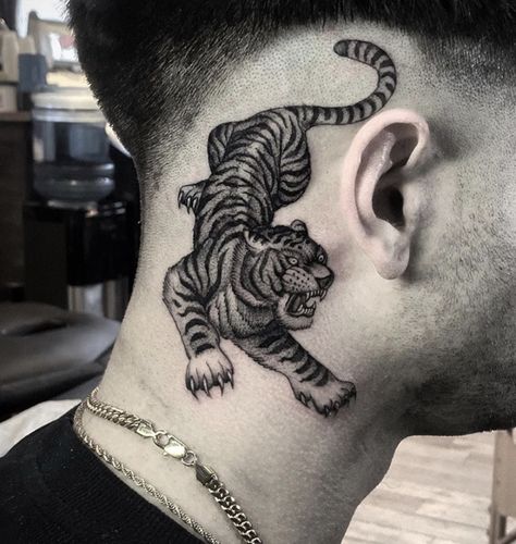 Traditional Tiger Tattoo, Tiger Head Tattoo, Arm Tattoos Drawing, Tatuagem Masculina Pequena, American Traditional Tattoo Ideas, Traditional Tattoo Ideas, Torso Tattoos, Funky Tattoos, Tiger Tattoo Design