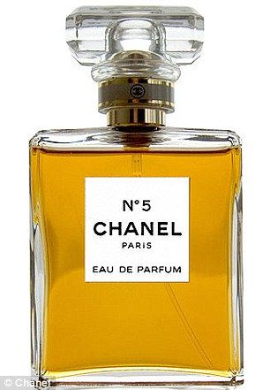 Gisele is the new face of Chanel's iconic No. 5 fragrance #dailymail Chanel N 5, Chanel No5, Perfume Chanel, Classic Perfumes, Expensive Perfume, Parfum Chanel, Chanel N° 5, Audrey Tautou, First Perfume