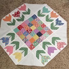 Flower Quilt Patterns, Small Quilt Projects, Happy First Day Of Spring, Quilting Digest, Table Topper Patterns, Quilted Table Topper, Quilt Modernen, Spring Quilts, Table Quilts