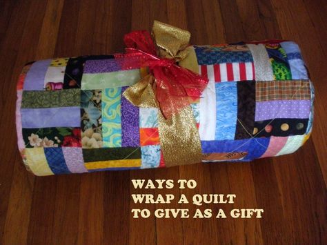 Presenting a quilt as a gift must be done with special care, in order to show the recipient the special qualities of the quilt and the loving stitches you have put into the quilt. Wrap A Gift, Diy Xmas Gifts, How To Wrap, Simple Gift Wrapping, Quilted Gifts, Summer Quilts, Large Gift Bags, Quilt Labels, Heart Quilt