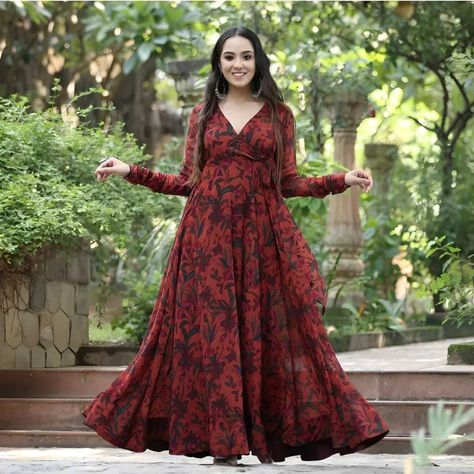 Women Georgette Floral Print Flared Goan!💃👗💖 https://amazingfashionchoice.in/products/plus-size-womens-georgette-floral-print-flared-gown?pr_prod_strat=e5_desc&pr_rec_id=cbd8a70e9&pr_rec_pid=9485433798942&pr_ref_pid=9485434323230&pr_seq=uniform “Unveil a new level of sophistication with our Plus Size Women's Georgette Colorblock Flared Gown. Crafted from luxurious georgette fabric, this gown features a vibrant colorblock design that flatters and enhances your natural curves. The flared silh... Georgette Dress Western, Indian Gowns Dresses, Georgette Dress, Floral Gown, Dresses Xxl, A Line Gown, Casual Summer Outfit, Kurti Designs, Dress Fabric