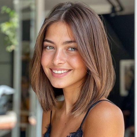 Collarbone Length Hair Plus Size, Mom Cut Straight Hair, Shoulder Length Haircuts For Fine Hair Round Faces, Short Hair Shoulder Length Straight, Lob Square Face, Collarbone Bob Haircut, Collarbone Length Hair Layers, Fine Short Haircuts, Cute Short Haircuts For Straight Hair