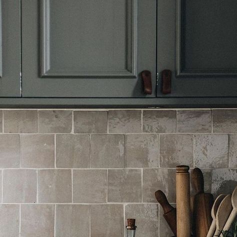 Alexander James Tile Studio on Instagram: "A rich and layered kitchen scene from @the_repose featuring Zellige in the color Ash from our Tiles of Ezra collection. 𝗦𝗵𝗼𝗽 This Tile: Tiles of Ezra Zellige Ash Grey 4 x 4 𝘭𝘪𝘯𝘬𝘦𝘥 𝘪𝘯 𝘣𝘪𝘰⁣ #AlexanderJames | @tilesofezra Collection from @studio_ezra @georgia.ezra | Design: @the_repose | Photography: @abbie_melle Available exclusively online at Alexander James. #zelligetile #tilesamples #tileinspiration #tilestyle #ihavethisthingwithtiles #i Studio Ezra, Layered Kitchen, Abbie Melle, Bowl Of Lemons, Tiles Of Ezra, Kitchen Scene, Grey Backsplash, Local Honey, Zellige Tile