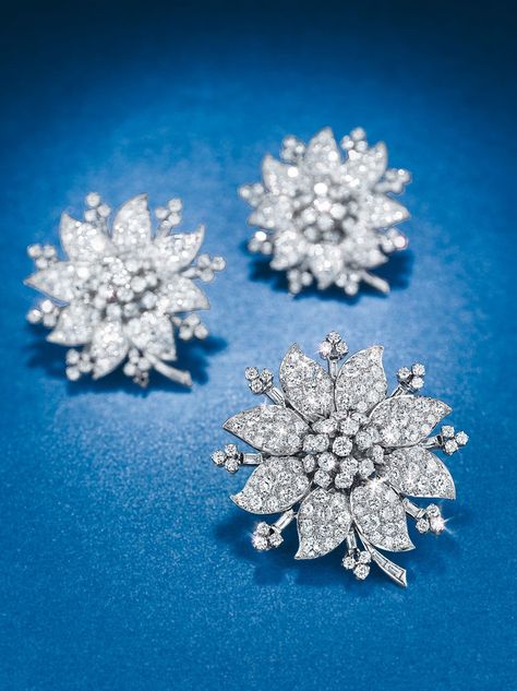 A diamond flower necklace, by Van Cleef & Arpels. Diamond Flower Necklace, Diamond Flower Brooch, Diamond Brooches, Van Cleef And Arpels Jewelry, Beautiful Baubles, Burmese Ruby, Van Cleef And Arpels, Rockefeller Center, Diamond Brooch