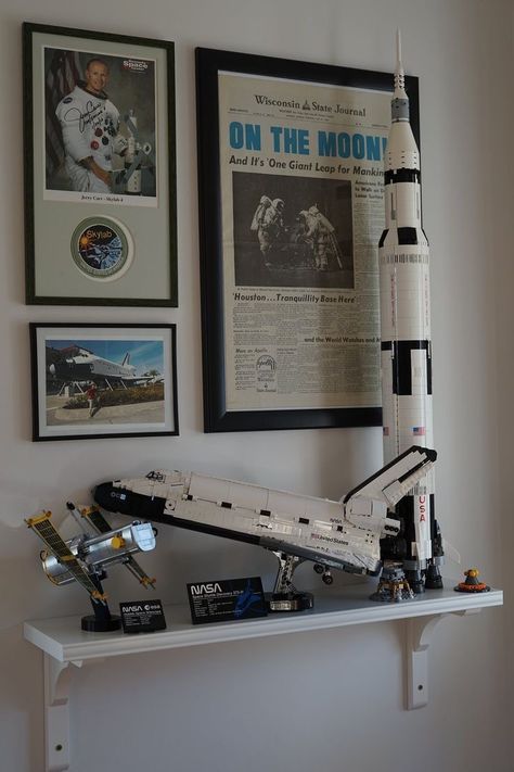 Lego Sets Display Ideas, Aesthetic Lego Display, Lego Room Aesthetic, Lego Decorations Room, Lego Shelf Display, Ikea Bergshult, Lego Saturn V, Lego Collection Display, Legos Sets