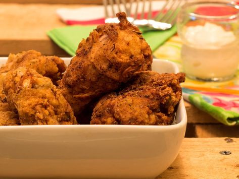 Skillet Fried Chicken, Cooking Fried Chicken, Electric Skillet Recipes, Fried Chicken Legs, Bbq Sauce Chicken, Electric Skillet, Fry Chicken, Buttermilk Chicken, Skillet Recipes