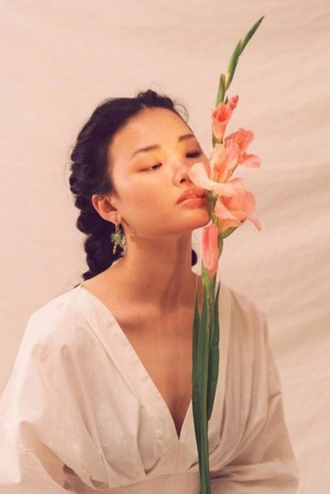 얼굴 드로잉, Flower Photoshoot, Fashion Photography Inspiration, Creative Portraits, 인물 사진, Photography Women, Photoshoot Inspiration, Mode Inspiration, Photography Inspo