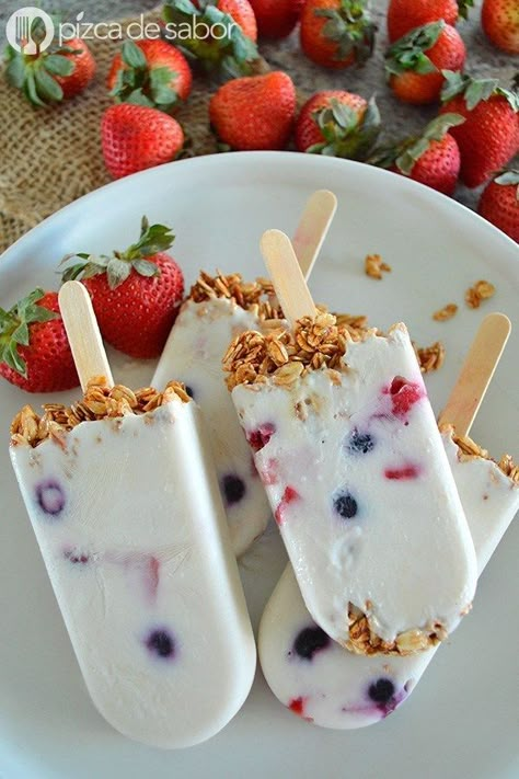 Paletas de yogurt con avena. Deli Food, Healthy Sweets, Healthy Snacks Recipes, Pretty Food, Food Cravings, Popsicles, Aesthetic Food, Granola, Workout Food