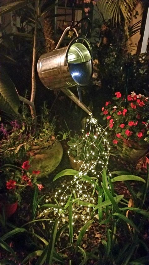 Solar Watering Can With Lights, Diy Watering Can, Ideas Para Decorar Jardines, Backyard Escape, Solar Lamps, Solar Lights Diy, Creative Planter, Hotel Ideas, Garden Flower Beds