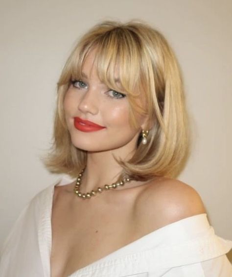 90s Layered Hair With Curtain Bangs Short, Short Blonde Hair On Tan Skin, Blond 70s Hair, Cool Woman Haircut, Old Hollywood Blonde Hair, 70s Blonde Hairstyles, 90s Blonde Short Hair, 70s Haircut Bangs, Shay Sullivan Bangs