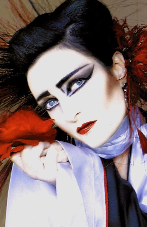 Siouxsie Sioux Punk Makeup 70s, Punk Makeup 80s, Trad Goth Makeup, The Godmother, 80s Goth, Native American Tattoos, 80s Makeup, Siouxsie Sioux, British Punk