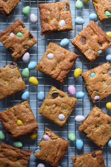 Mini Egg Cookie Bars - Julia's Cuisine Mini Egg Blondies, Cadbury Mini Egg Cookies, M And Ms, Female Foodie, Cadbury Mini Eggs, Mini Eggs Cookies, No Egg Desserts, Cadbury Eggs, Easter Egg Cookies