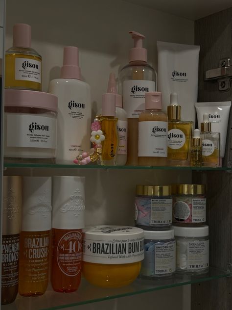 Gisou Products Aesthetic, Haircare Products Aesthetic, Aesthetic Shower Products, Aesthetic Gisou, Gisou Aesthetic, Aesthetic Hair Care, Bodycare Aesthetic, Haircare Aesthetic, Cheer Flyer