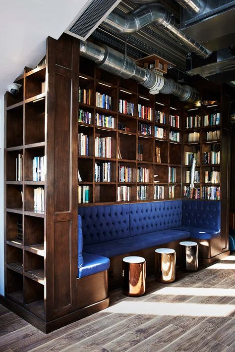 Library with a reading nook - Trendir Modern Home Library Ideas, Mountain Library, Modern Home Library, Home Library Design Ideas, Library Bar, Bibliotheque Design, Library Room, Home Library Design, Vintage Library