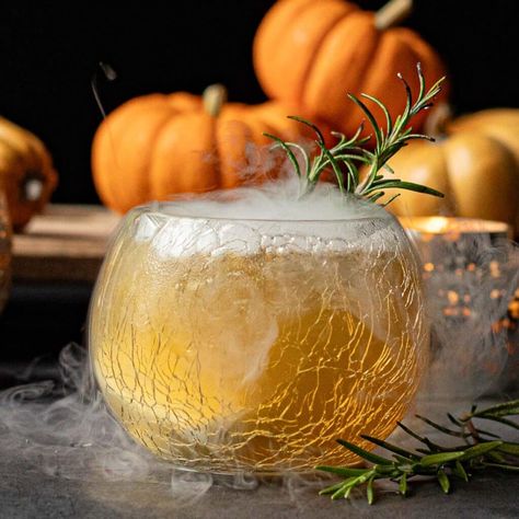 The Spooky Sour (Halloween Bourbon Whiskey Cocktail) - get into the festive spirit with this easy bourbon Halloween drink! Easy Halloween Cocktails, Smoked Salmon Platter, Salmon Platter, Halloween Drink, Cheese Bagels, Halloween Cocktail, Whiskey Cocktail, Bourbon Drinks, Whiskey Ginger