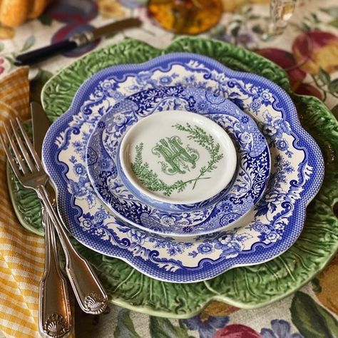 Blue Willow Table Setting, Green Blue Decor, Blue And White Tablescapes, Blue And White Table Setting, Blue Table Settings, Chinoiserie Decor, Coastal Fall, Blue Willow China, Fancy Table