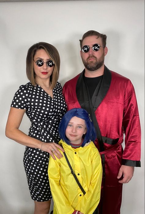 Coraline Family costume idea! Coraline Evil Mother Costume, Coraline Family Halloween Costume, Coraline Group Costume, Coraline Parents Costume, Coraline Family Costume, Coraline Costume Ideas, Coraline Other Mother, Coraline Cosplay, Coraline Halloween Costume