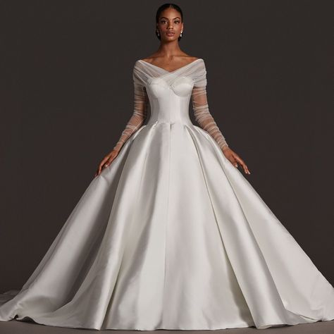 Elegant and classy✨Send us a message, drop us an email or give us a call for your bespoke gown! 🤍UK based serving WORLDWIDE! 🌎 Bridgerton Wedding, Wedding Gown Inspiration, Royal Wedding Dress, Fancy Wedding Dresses, Silk Wedding Dress, White Wedding Dress, Dream Wedding Ideas Dresses, Allure Bridal, Soft Tulle