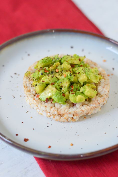 5 Rice Cake Snack + Meal Ideas Recipes | Avocado "Toast" w. Chili Flakes Rice Cake | Luci's Morsels :: LA Healthy Food Blogger Rice Cake Toppings, Rice Cakes Healthy, Rice Cake Snacks, Cake Snack, Rice Cake Recipes, Healthy Snacks To Make, Avocado Health Benefits, Healthy Afternoon Snacks, Healthy Rice