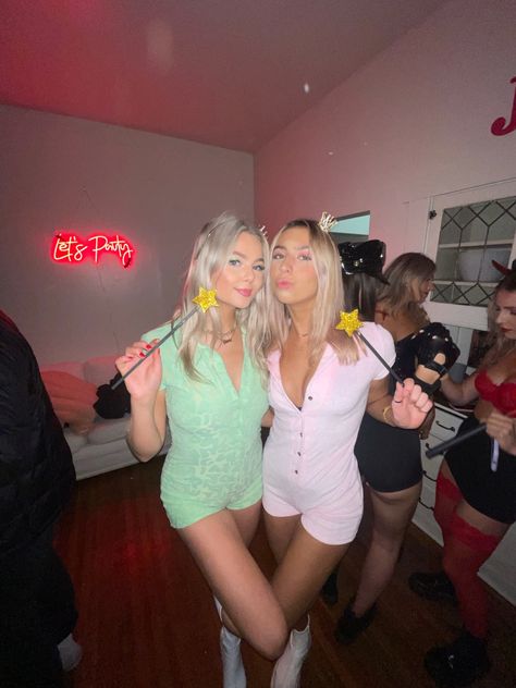 Inspo Costumes Halloween Duo, Halloween Costumes With Bodysuits, Due Costumes For Halloween, High Noon Halloween Costume, Best Friend Hollowed Costumes, Blonde Best Friend Halloween Costumes, Iconic Blonde And Brunette Halloween Costumes, Iconic Blonde Duos Costumes, Halloween Costumes Duo Brunette