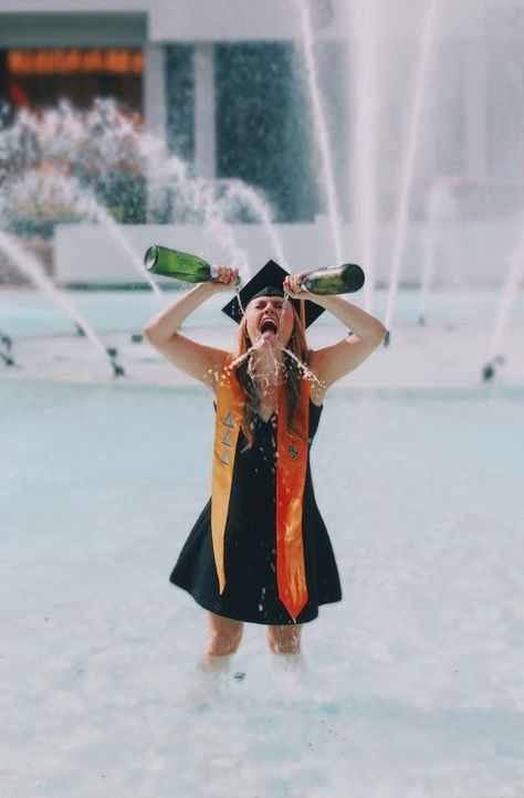 Funny Graduation Photoshoot, Funny Graduation Photos, Ucf Graduation Pictures, Graduation Motivation, College Photoshoot, Ucf Grad, Senior Graduation Pictures, Graduation Pictures High School, College Grad Pictures