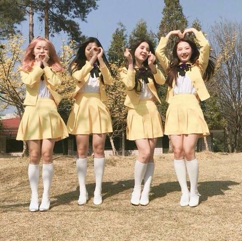 Loona 1/3 Desired Friends, Korean Best Friends, Like A Butterfly, Olivia Hye, Kim Lip, Kpop Girl Groups, Ulzzang Girl, South Korean Girls, Korean Girl