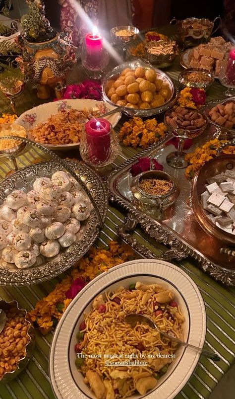 friendly budget food recipe Indian Food Decoration Ideas, Pakistani Dinner Table, Indian Food Table, Pakistani Wedding Food, Indian Dinner Party, Mehndi Celebration, Indian Wedding Food, Wedding Cuisine, Budget Food