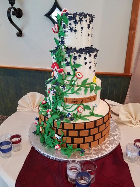 Nintendo Wedding Ideas, Video Game Wedding Cake, Mario Wedding Cake, Gamer Wedding Ideas, Nerdy Cakes, Nerd Wedding Cake, Nintendo Wedding, Gaming Wedding, Gamer Wedding Cake