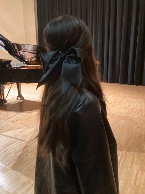 Aesthetic piano girl. #aesthetic #piano #coqqette #hairstyles #bows #downtowngirlaesthetic Ribbon Girl Aesthetic, Piano Recital Hairstyles, Piano Recital Aesthetic, Bow Girl Aesthetic, Choir Girl Aesthetic, Piano Concert Outfit, Piano Girl Aesthetic, Pianist Outfit, Black Bow Aesthetic