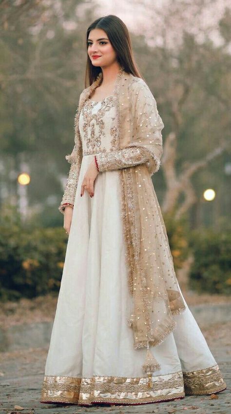 Muzna Masood Malik, Wedding Dresses Pakistani, Pakistani Women Dresses, Nikah Dress, Desi Wedding Dresses, Velvet Dress Designs, Bridal Dresses Pakistan, Simple Gowns, Pakistani Wedding Outfits