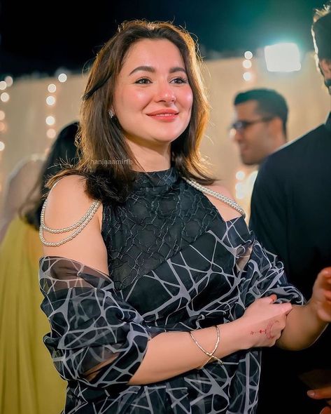 Hania Amir Pics For Dp, Haina Amir, Haniya Amir, Hania Aamir, Female Clothes Outfits, Pakistani Songs, Hania Amir, Pakistani Actors, Welcome To My Youtube Channel