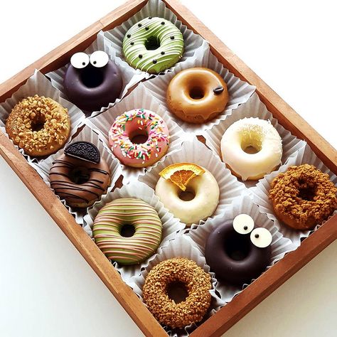 Mini Donut Design, Toping Donat, Mochi Donuts Recipe, Donat Glaze, Food Truck Desserts, Donut Decorating Ideas, Donut Makers, Cake Designs For Kids, Donut Flavors