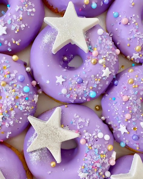 VIOLET & SALT® | Luxury Cakes on Instagram: “PURPLE GALACTICA 🦄⭐️💜✨🟣🦄⚡️ Our signature fluffy vanilla donuts dipped in lilac deliciousness and adorned with crunchy pearls and…” Starbucks Strawberry Frappuccino, Pink Party Foods, My Super Sweet 16, Purple Desserts, Purple Cookies, Purple Birthday Party, Starbucks Strawberry, Quick Baking, Making Cakes