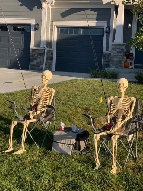 Skeleton Poses Halloween Outdoor, Skeletons In Yard, Skeleton Scene Ideas, Skeleton Placement Ideas, Outdoor Skeleton Ideas, How To Pose Skeletons For Halloween, Halloween Decorations With Skeletons, Skeleton Scenes, Skeleton Yard Ideas