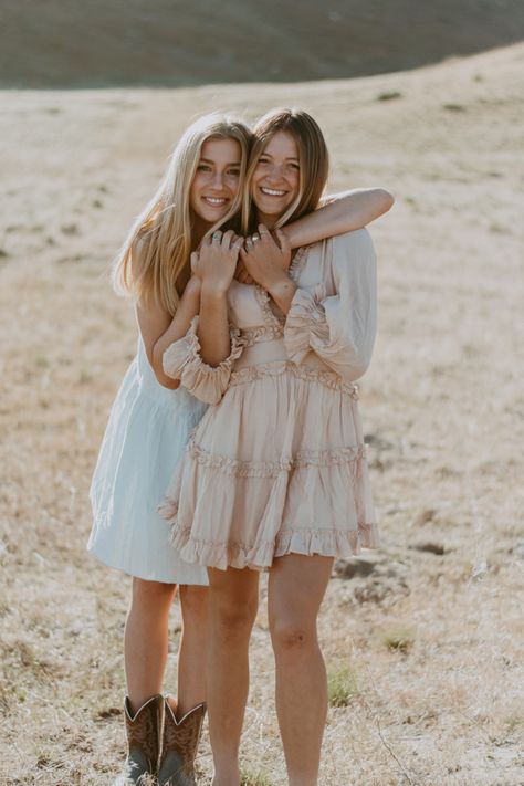 Aesthetic Poses To Do With Friends, Two Sisters Photoshoot Poses, Cute Best Friends Pics, Photoshoot For Two Friends, Bff Photoshoot Poses Indoor, Two Person Poses Friends, Twins Birthday Photoshoot Ideas Adults, Bsf Photos To Recreate, Picture Inspo Friends