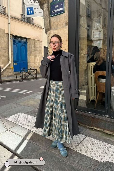 Plaid skirts are back, and celebrities are showing us how it’s done. A pleated skirt with a tailored blazer for meetings or a high-waisted style paired with a chunky knit for coffee runs. Inside, see how to style them with trending accessories like platform boots and crossbody bags. #plaidskirt #plaidskirtoutfits Bright Skirt Outfits, Plaid Midi Skirt Outfit, Long Plaid Skirt Outfit, Plaid Skirt Outfits, Wrap Skirt Outfit, Work Skirt Outfit, Style Influencers, Nyc Winter Outfits, Long Plaid Skirt