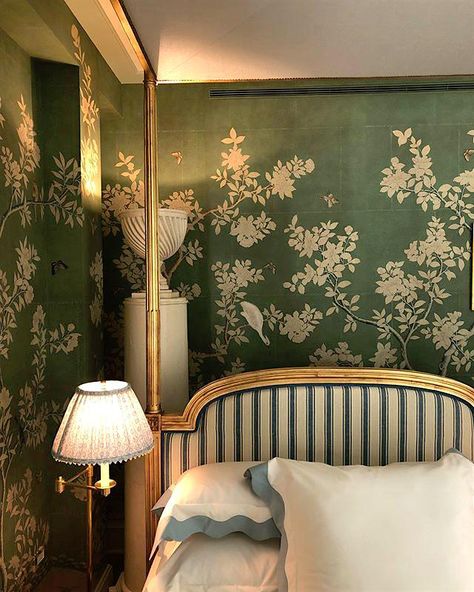 kips-bay-Mark D Sikes bedroom - Gracie wallpaper Gold Wallpaper Bedroom, Chinoiserie Bedroom, Bedroom Wallpaper Accent Wall, Green And White Bedroom, Gracie Wallpaper, Wallpaper Gold, Bedroom Wallpaper, Chinoiserie Wallpaper, Wallpaper Accent Wall