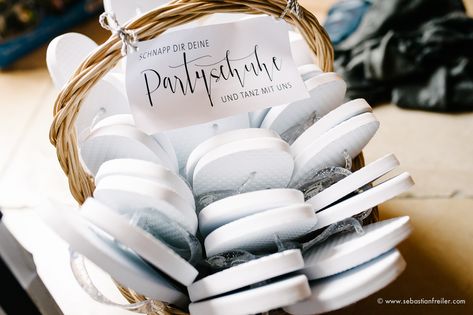 Jede Frau auf der Hochzeit wird euch dankbar sein über Hochzeitsflipflops! So hat keiner mehr eine Ausrede nicht auf der Tanzfläche zu sein! #flipflopshochzeit #hochzeitstag #hochzeitsinspiration #hochzeitsprodukte #weddingplannerwien #hochzeitwien #amazonproduktehochzeit Must Haves, Flip Flops, Convenience Store Products