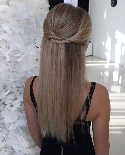 21 Christmas Party Hairstyles That Will Make You Shine at Every Holiday Event Elegant Straight Hairstyles, Debs Hair, Straight Wedding Hair, Straight Prom Hair, Ideas Para El Pelo, Romantic Updos, Bridesmaid Hair Inspo, Grad Hair, Ball Hair