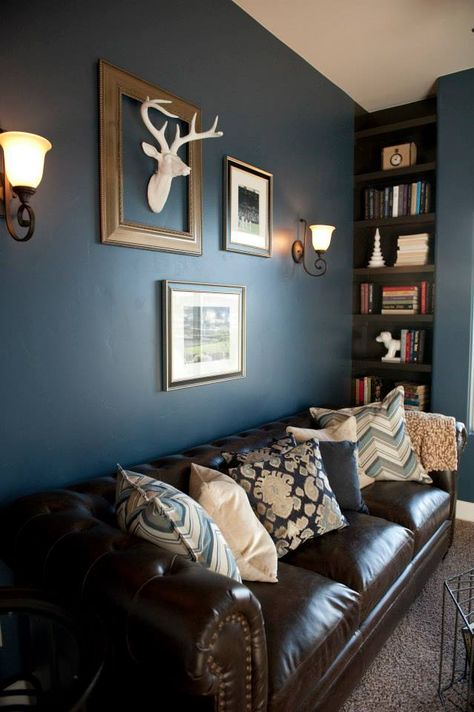 Gentleman's lounge with navy walls and a leather tufted chesterfield sofa. Man Cave Lounge, Jazz Room, Zigarren Lounges, Navy Living Rooms, Man Cave Room, Bedroom Color Schemes, Brown Living Room, Blue Living Room, Blue Rooms