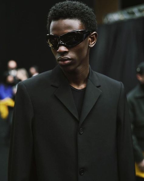 Fw 2022, Balenciaga Fashion, Balenciaga Sunglasses, Balenciaga Men, Model Inspo, Mens Glasses, Glasses Fashion, Square Sunglasses Men, Sunglasses Accessories