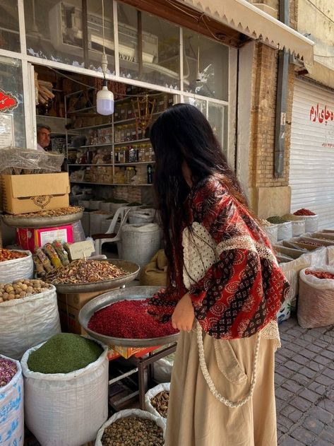 Iranian Food Photography, Persia Aesthetic, Iranian Aesthetic, Persian Outfits, Persian Vibe, Iran Aesthetic, Persian Aesthetic, Iranian Photography, Persian Street Style