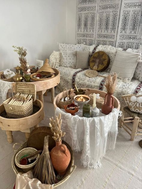 Boho style Moroccan Table Setting, Henna Decoration Ideas Decor, Moroccan Wedding Decor, Moroccan Wedding Theme, Moroccan Henna, Moroccan Pottery, Moroccan Bride, Henna Night, Wedding Henna