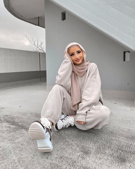 Cute Hijabi Outfits, New Hijab, Beautiful Hijab Girl, Muslim Style, Hijabi Outfits, Fashion Joggers, Beautiful Hijab, Hijabi Fashion, Hijab Fashion